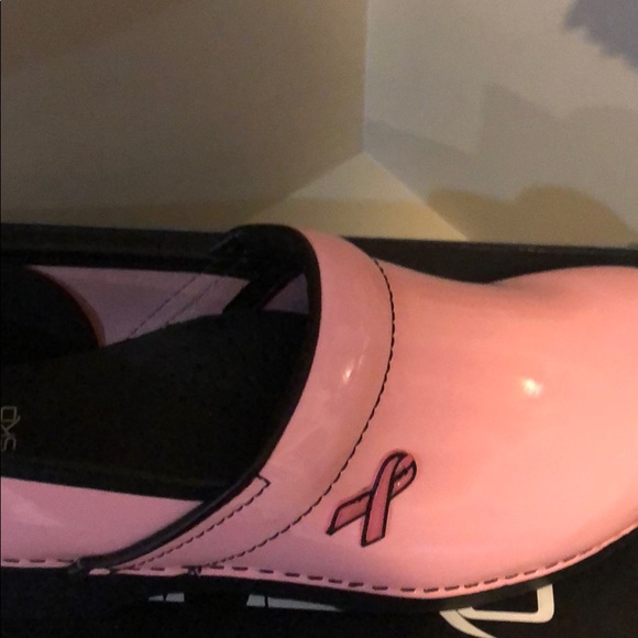 DANSKO A tribute to breast cancer survivors 🌸💗🌸 - Picture 2 of 8